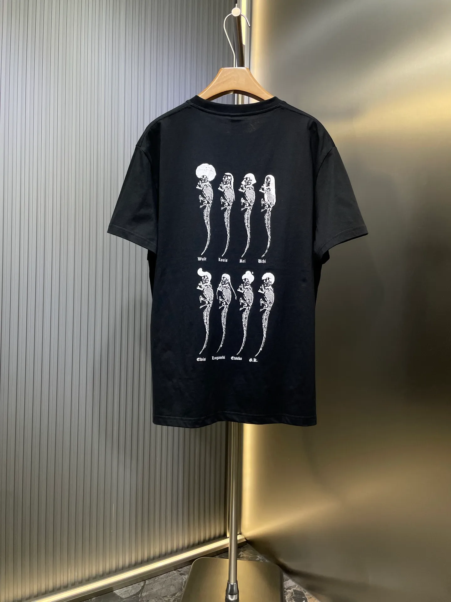P250 N502 Kl 🌟【Top original order】Chrome Hearts Sanskrit short sleeves printed all over the back. Process description: The fabric is made of 26-woven 200g cotton, and the printing is made of special imported slurry. The overall routing is straight and delicate, the fabric is comfortable and soft, and the color is consistent without color difference. It can be matched with the same style to create a fashionable look and control various occasions. Customized accessories, complete three standards, same style for men and women!  size：s m l